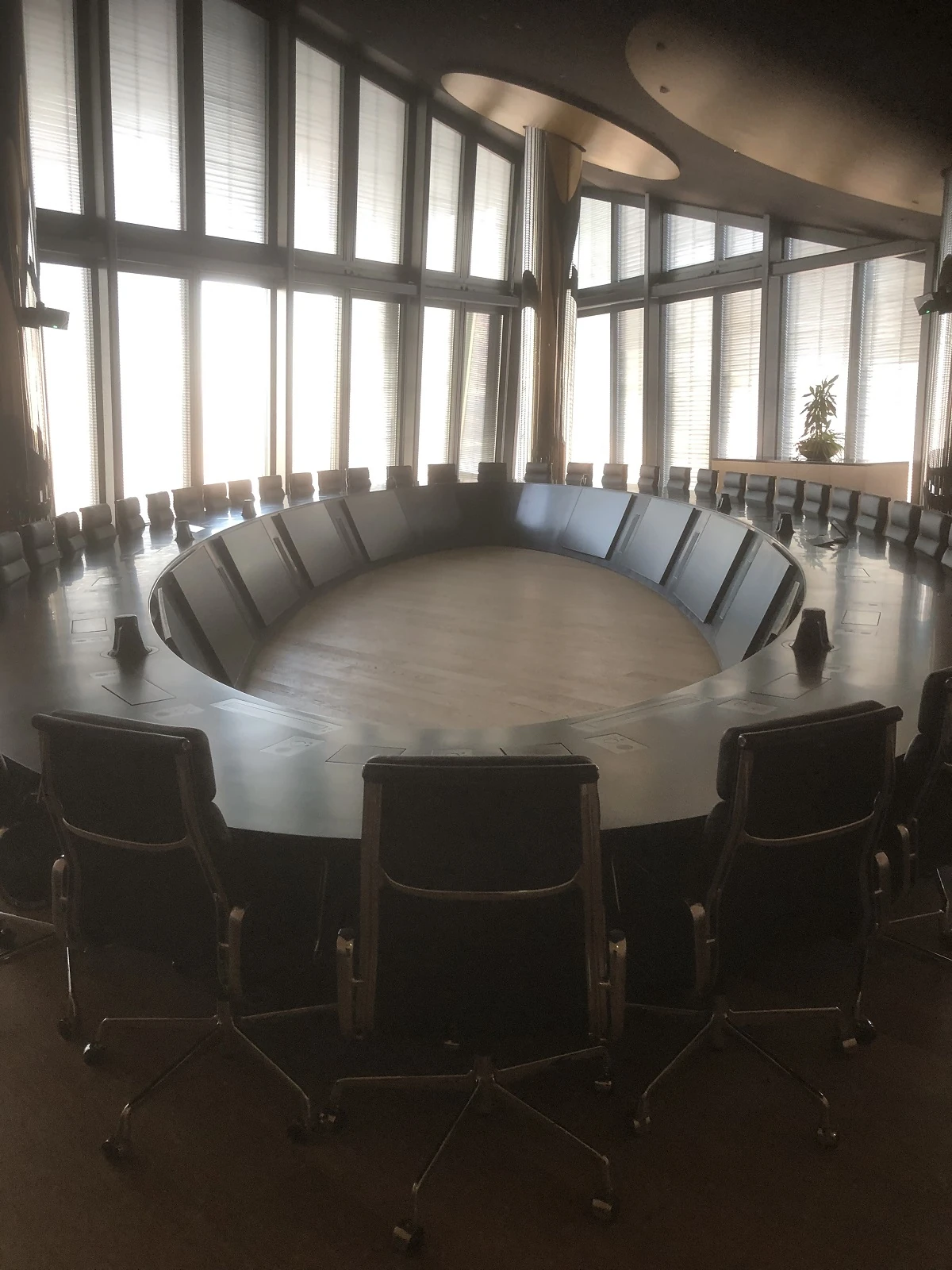 Table de réunion ovale en corian ceintré.