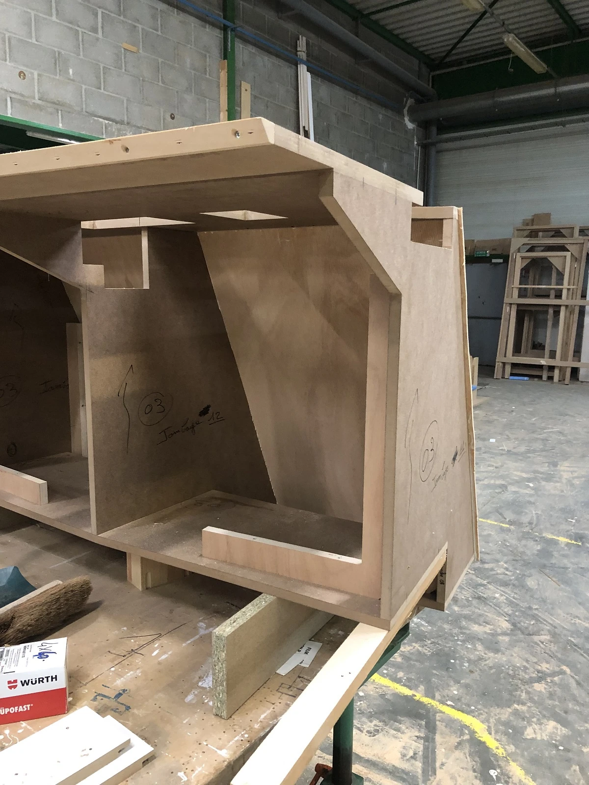 Table de réunion ovale en corian ceintré.