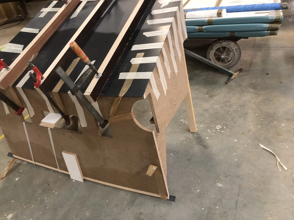 Table de réunion ovale en corian ceintré.